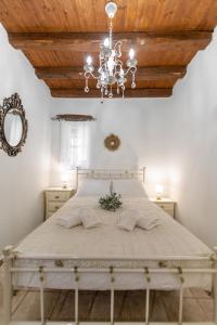 纳克索乔拉Ktima Dimitrios的一间卧室配有一张带吊灯的大床