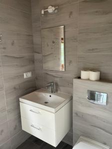 GraboszyceSosnowy Domek Piętro的浴室设有白色水槽和镜子
