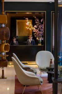 巴黎蒙塔勒贝特酒店的两个男人在沙龙,镜子前有椅子