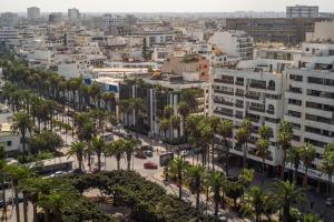卡萨布兰卡Barceló Anfa Casablanca的享有棕榈树和建筑的城市空中景致