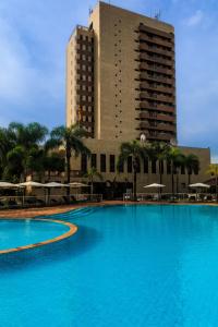 波苏阿莱格里马克斯广场酒店的一座高楼前的大型游泳池