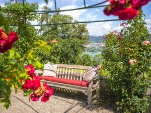 埃申茨Schloss Freudenfels的坐在一些花的中间的长凳