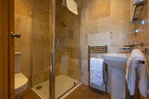 Scotter白天鹅酒店的带淋浴、盥洗盆和卫生间的浴室