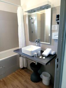 科尔特和平酒店的一间带水槽和镜子的浴室
