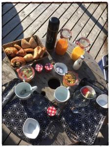 Bras-HautAnima'Sphair Bulle près des animaux的一张野餐桌,提供食物、饮料和橙汁