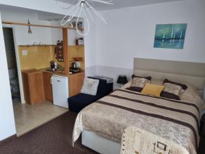 科沃布热格Marino的一间卧室配有一张床和一个小厨房