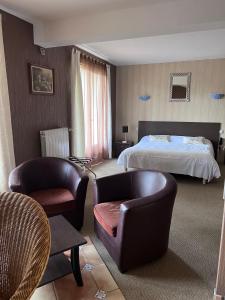 塞尔河畔维克圣克莱门特旅馆的酒店客房,配有一张床和两把椅子
