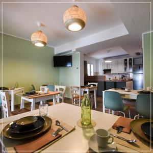 San FilippoCasale Ermo Colle的厨房以及带桌椅的用餐室。
