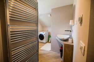 戈雷尼斯卡地区采尔克列Mountain View Apartment with Sauna的一间带卫生间和水槽的浴室