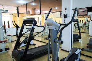 波苏阿莱格里马克斯广场酒店的健身房设有两个跑步机和一个跑步机