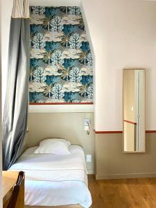 里昂Hotelo Lyon Charité的一间卧室配有一张床和壁画墙