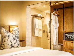 开普敦舒阁酒店的一间卧室设有淋浴和一张带枕头的床