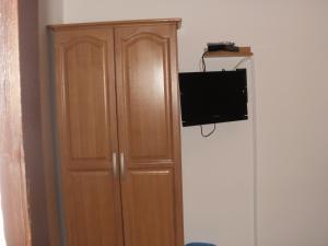 Korana克拉那旅馆的木柜,墙上有电视