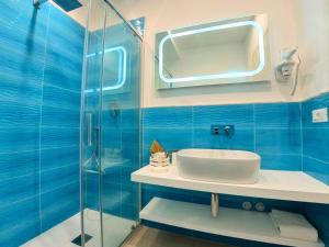 伊斯基亚B&B A Due Passi的一间带水槽和玻璃淋浴的浴室