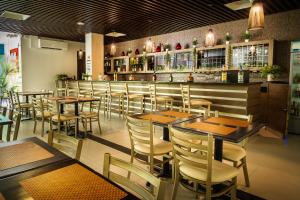 圣安德烈斯美洲波托韦洛广场酒店的一间带桌椅的餐厅和一间酒吧