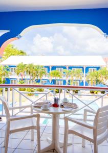 格罗斯岛海湾花园旅馆的度假村阳台上的桌椅