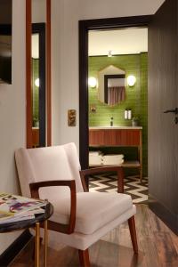 布罗姆利Brama的客厅配有白色椅子和镜子