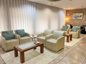 马亚美洲狮旅馆的一间设有椅子和桌子的等候室