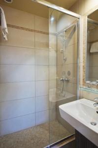 久洛科文酒店的带淋浴和盥洗盆的浴室