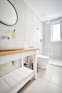 阿尔卜Ogygia Suites Gozo的白色的浴室设有水槽和卫生间。