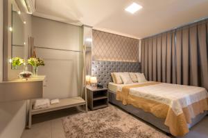 帕尔马斯103 Hotel & Flats的一间小卧室,配有一张床和镜子