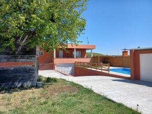 赫罗纳Piscina de sal Barbacoa Wifi, Parking Gratis, 3 min PGA Casa El Roble的一座带游泳池和房子的别墅