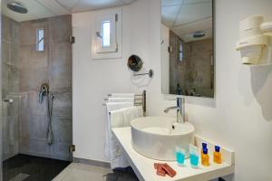 卡拉达沃阿祖尔海滩公寓的一间带水槽和淋浴的浴室