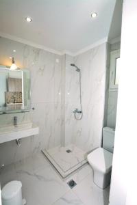 斯卡拉拉乔伊Platana Studios Karadolas的带淋浴和卫生间的白色浴室