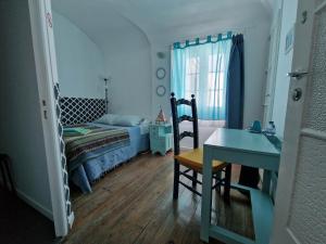埃武拉The Aqueduct Guesthouse的一间卧室配有一张床和一张桌子及椅子