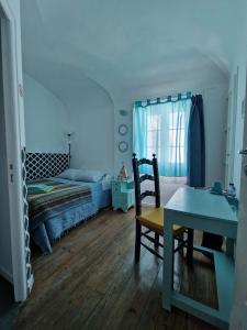 埃武拉The Aqueduct Guesthouse的一间卧室配有一张床、一张桌子和一张书桌