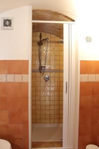 阿尔塔穆拉Malta & Tufo的带淋浴的浴室,带玻璃门