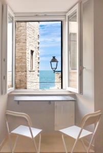 焦维纳佐Dimora nel Palazzo Ducale的客房设有海景窗户。
