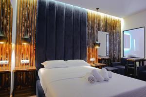 卡萨米尔Hotel Piramida的一间卧室配有一张大床和毛巾