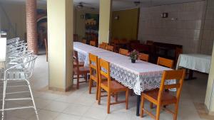 阿塔卡梅斯阿尔迪酒店的一间带长桌和椅子的用餐室