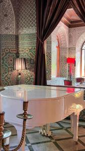 马拉喀什红房子酒店的一张桌子,墙上有图案