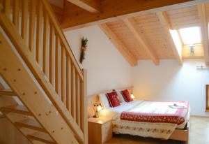 弗拉翁德波达安缇卡住宅酒店的一间带一张床的卧室,位于带木制天花板的房间内