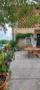 加尔达Il nido di Agnese的庭院设有野餐桌和长凳