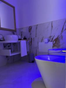 庞贝Pompei via Roma Suite的带浴缸、盥洗盆和卫生间的浴室