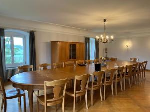 PfaffnauBerghof Erlebnis AG的大型用餐室配有大型木桌和椅子