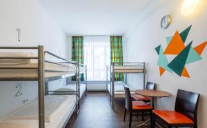 慕尼黑加戈慕尼黑酒店的客房设有双层床和桌椅。