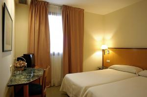 洛格罗尼奥梅森佩帕旅馆的酒店客房设有床和窗户。