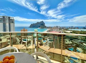 卡尔佩Esmeralda Suites 21º piso的阳台享有大海和山脉的美景。