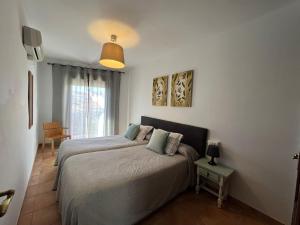 康塞普西翁新镇托卡尔公寓的一间卧室设有两张床和窗户。