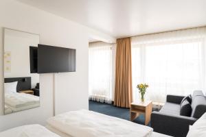 杜塞尔多夫Apartments an der Kö的一间酒店客房,配有一张床和一台电视