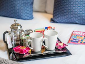 布里斯托克利夫顿华盛顿酒店的托盘,内含三杯咖啡和茶壶