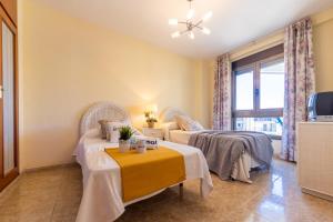 萨洛Formentor Arysal III的酒店客房设有两张床和窗户。