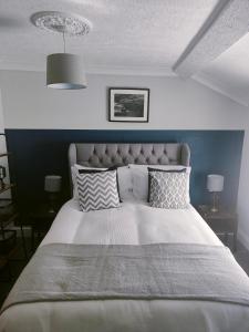 LampheyThe Dial inn的卧室配有带枕头的大型白色床