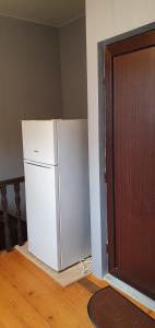 第比利斯Number 9的门旁的房间里有一个白色冰箱