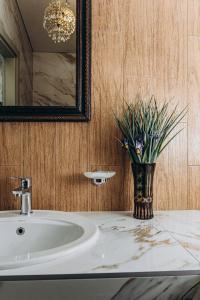 敖德萨Esther House Hotel Museum的浴室设有水槽和花瓶