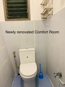 RomblonRomblon Transient House的一间带卫生间的浴室以及一间新装修的舒适客房。